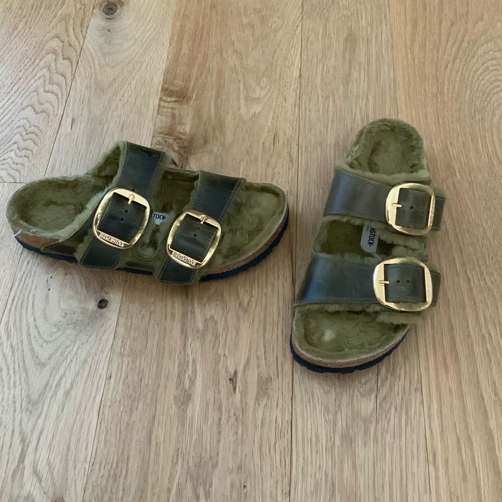 Spring Refresh 🌸 
BIRKENSTOCK Arizona Big Buckle Genuine Shearling
Lined Olive - Picture 6 of 10